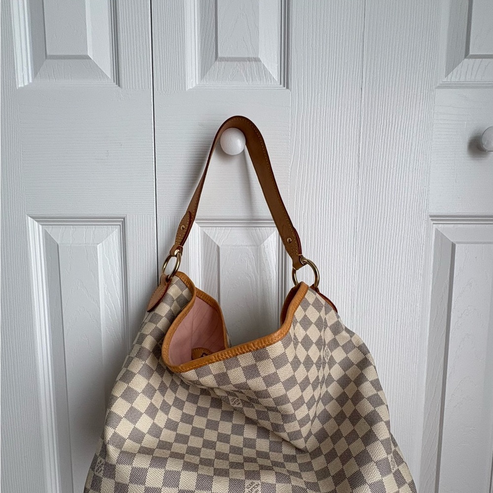 Louis Vuitton Gray and Tan Shoulder Bag with Iconic Design - Picture 9 of 11
